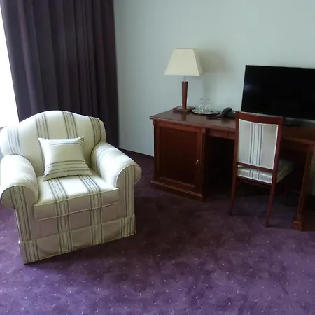 Hotel Park Avenue **** Piest'any