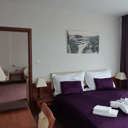 Park Avenue **** פישטני